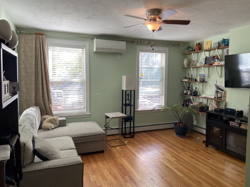 Somerville, Massachusetts 02145, United States, 2 Bedrooms Bedrooms, ,1 BathroomBathrooms,Residential,Active,166884