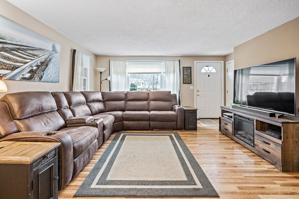 34 Ron Cir, Taunton, MA, 34 Ron Cir, Taunton, MA Photo #3