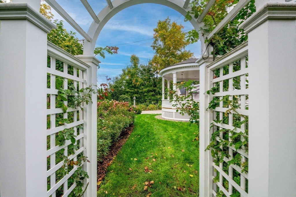 Medfield, Massachusetts 02052, United States, 5 Bedrooms Bedrooms, ,3 BathroomsBathrooms,Residential,Pending,102107