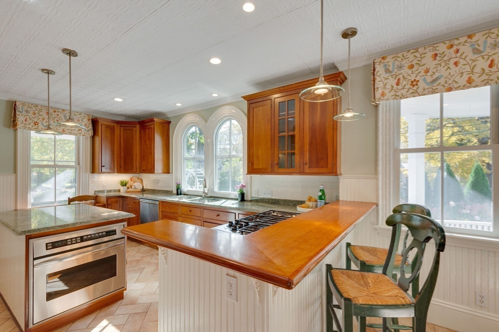 Medfield, Massachusetts 02052, United States, 5 Bedrooms Bedrooms, ,3 BathroomsBathrooms,Residential,Pending,102107