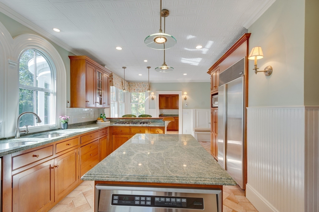 Medfield, Massachusetts 02052, United States, 5 Bedrooms Bedrooms, ,3 BathroomsBathrooms,Residential,Pending,102107