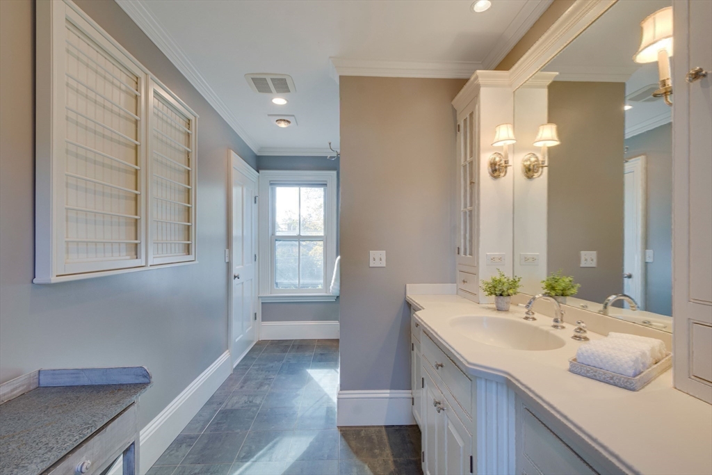 Medfield, Massachusetts 02052, United States, 5 Bedrooms Bedrooms, ,3 BathroomsBathrooms,Residential,Pending,102107