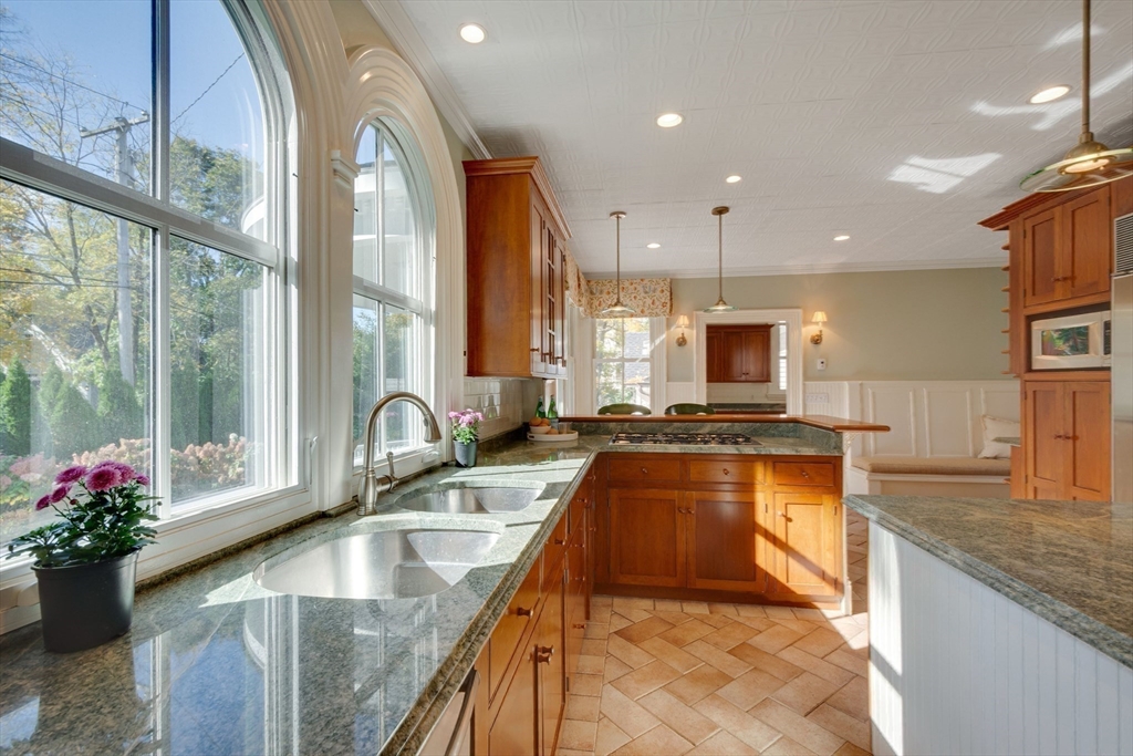 Medfield, Massachusetts 02052, United States, 5 Bedrooms Bedrooms, ,3 BathroomsBathrooms,Residential,Pending,102107