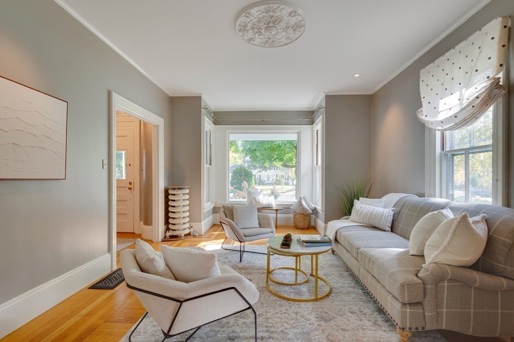 Medfield, Massachusetts 02052, United States, 5 Bedrooms Bedrooms, ,3 BathroomsBathrooms,Residential,Pending,102107