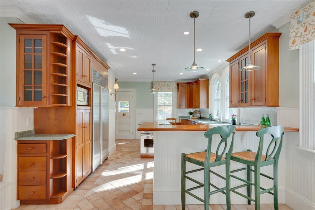 Medfield, Massachusetts 02052, United States, 5 Bedrooms Bedrooms, ,3 BathroomsBathrooms,Residential,Pending,102107