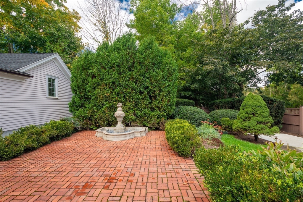 Medfield, Massachusetts 02052, United States, 5 Bedrooms Bedrooms, ,3 BathroomsBathrooms,Residential,Pending,102107