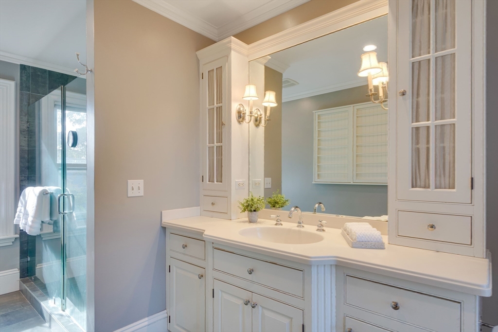 Medfield, Massachusetts 02052, United States, 5 Bedrooms Bedrooms, ,3 BathroomsBathrooms,Residential,Pending,102107