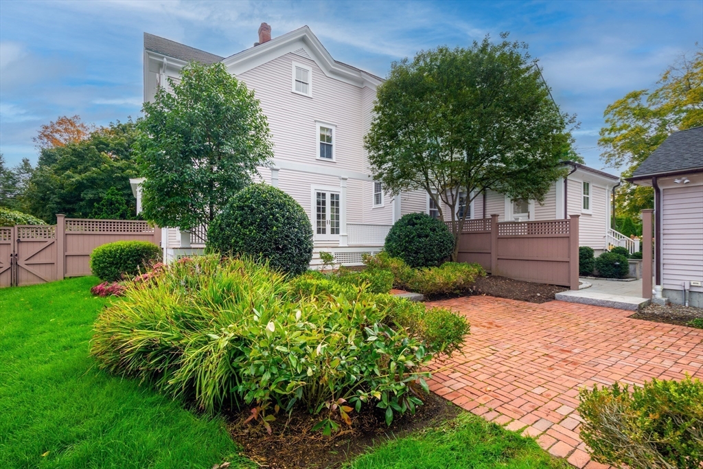 Medfield, Massachusetts 02052, United States, 5 Bedrooms Bedrooms, ,3 BathroomsBathrooms,Residential,Pending,102107