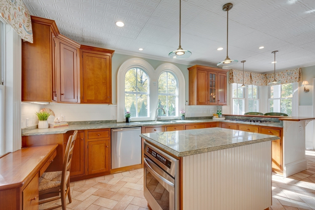 Medfield, Massachusetts 02052, United States, 5 Bedrooms Bedrooms, ,3 BathroomsBathrooms,Residential,Pending,102107