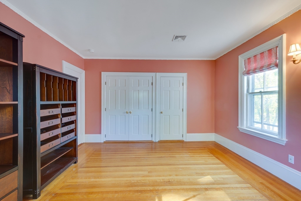 Medfield, Massachusetts 02052, United States, 5 Bedrooms Bedrooms, ,3 BathroomsBathrooms,Residential,Pending,102107