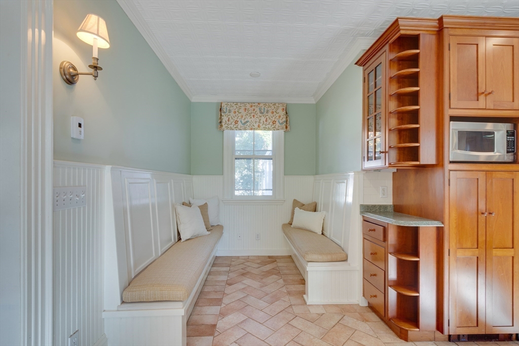 Medfield, Massachusetts 02052, United States, 5 Bedrooms Bedrooms, ,3 BathroomsBathrooms,Residential,Pending,102107