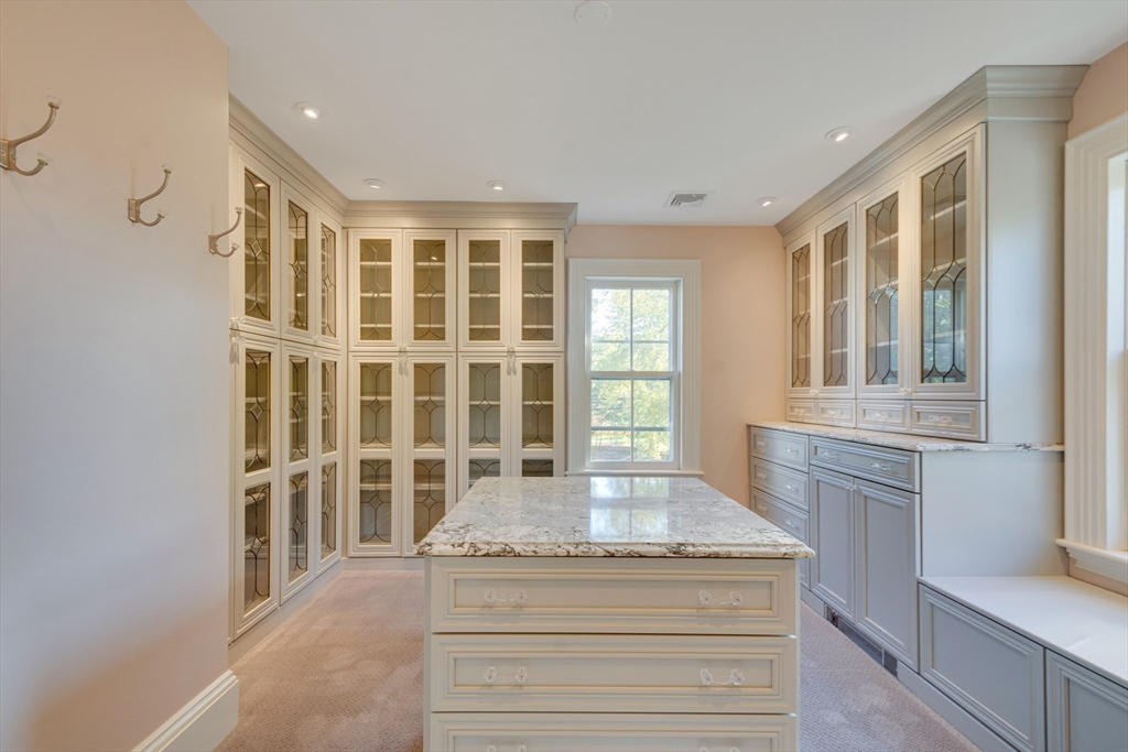 Medfield, Massachusetts 02052, United States, 5 Bedrooms Bedrooms, ,3 BathroomsBathrooms,Residential,Pending,102107