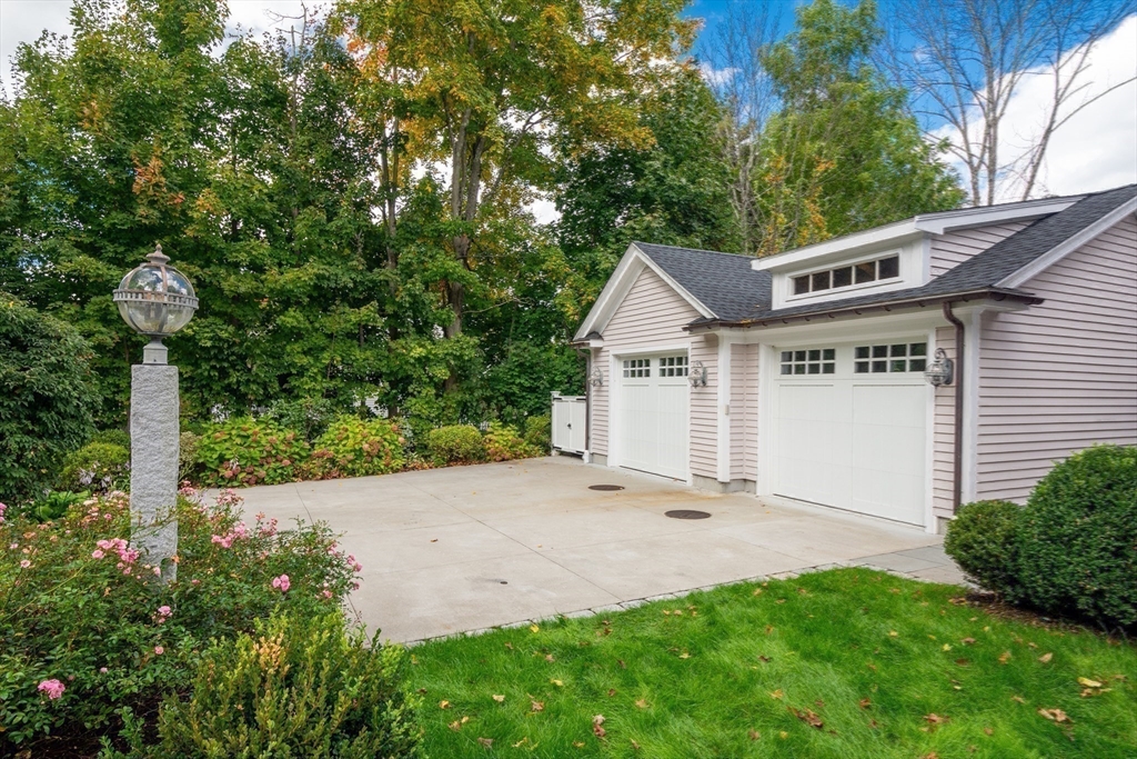 Medfield, Massachusetts 02052, United States, 5 Bedrooms Bedrooms, ,3 BathroomsBathrooms,Residential,Pending,102107