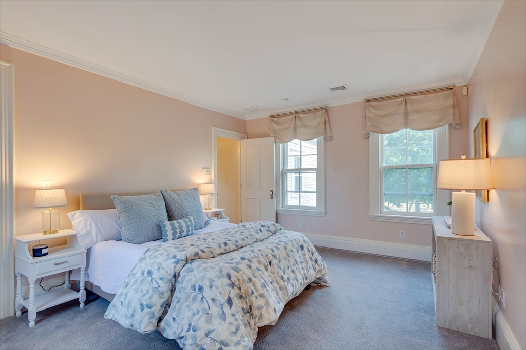 Medfield, Massachusetts 02052, United States, 5 Bedrooms Bedrooms, ,3 BathroomsBathrooms,Residential,Pending,102107