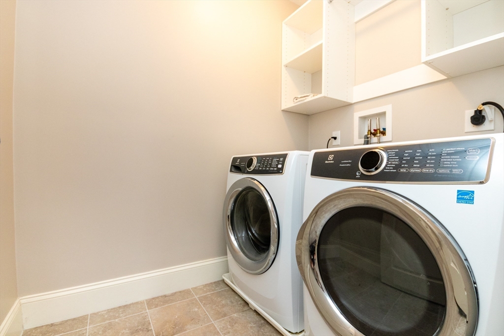 Franklin, Massachusetts 02038, United States, 2 Bedrooms Bedrooms, ,3 BathroomsBathrooms,Residential,Active,159217