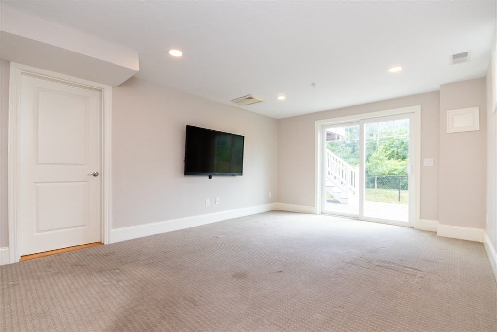 Franklin, Massachusetts 02038, United States, 2 Bedrooms Bedrooms, ,3 BathroomsBathrooms,Residential,Active,159217