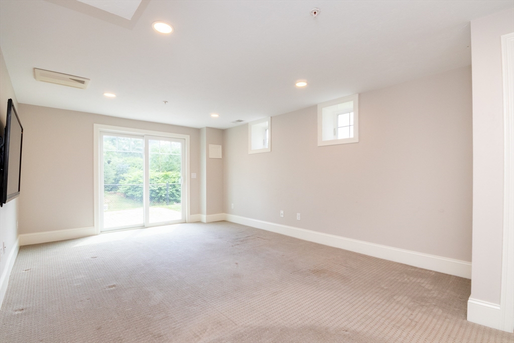 Franklin, Massachusetts 02038, United States, 2 Bedrooms Bedrooms, ,3 BathroomsBathrooms,Residential,Active,159217