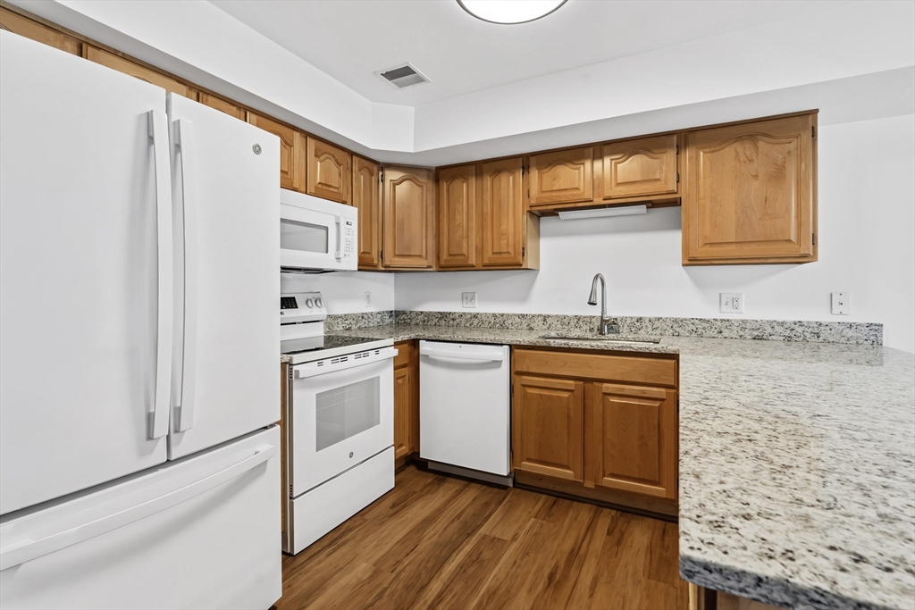 24 Greenleaves Dr 406