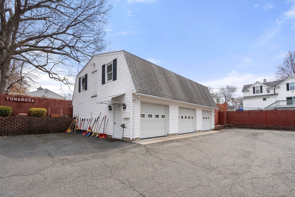 Springfield, Massachusetts 01104, United States, 3 Bedrooms Bedrooms, ,2 BathroomsBathrooms,Residential,Active,166996