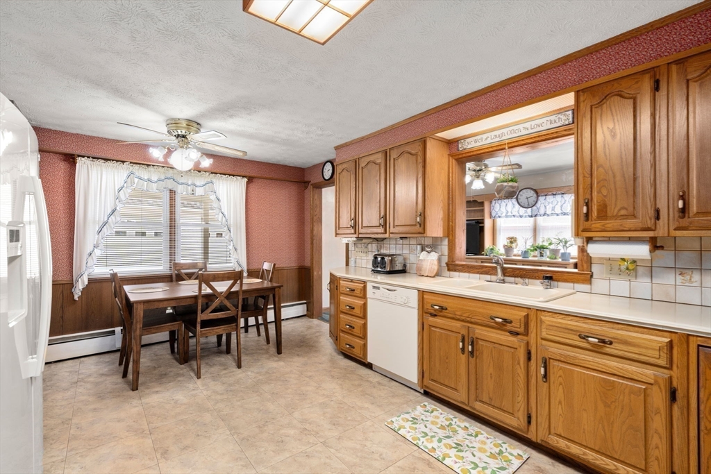 Springfield, Massachusetts 01104, United States, 3 Bedrooms Bedrooms, ,2 BathroomsBathrooms,Residential,Active,166996