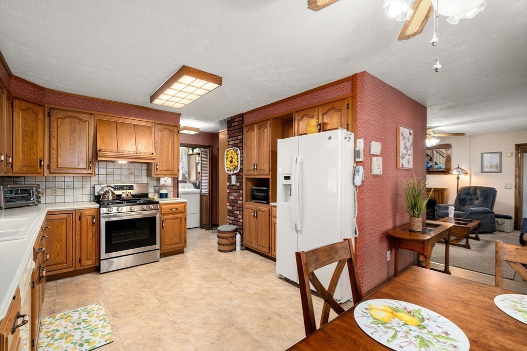 Springfield, Massachusetts 01104, United States, 3 Bedrooms Bedrooms, ,2 BathroomsBathrooms,Residential,Active,166996