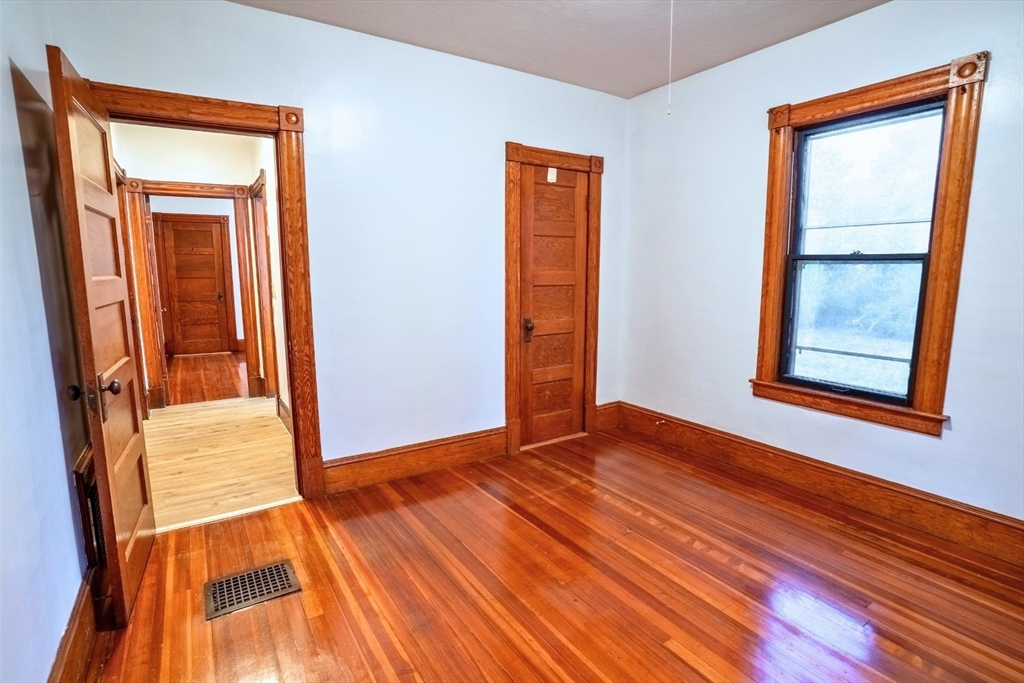 Springfield, Massachusetts 01151, United States, 3 Bedrooms Bedrooms, ,1 BathroomBathrooms,Residential,Active,253055