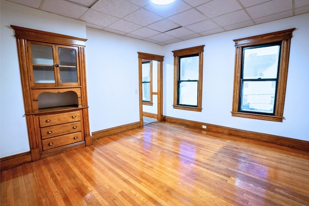 Springfield, Massachusetts 01151, United States, 3 Bedrooms Bedrooms, ,1 BathroomBathrooms,Residential,Active,253055