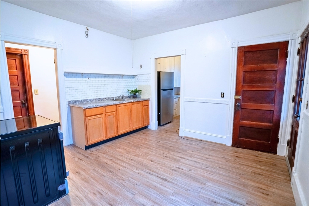 Springfield, Massachusetts 01151, United States, 3 Bedrooms Bedrooms, ,1 BathroomBathrooms,Residential,Active,253055