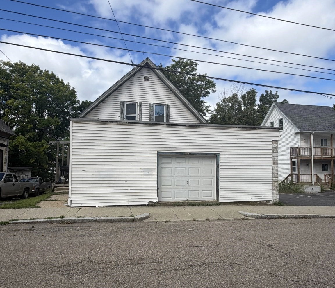 Photo of 153 Pine St, Gardner, MA