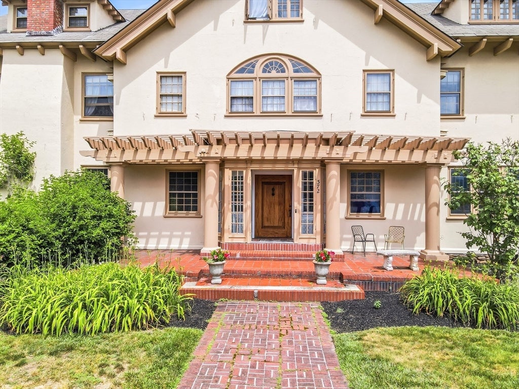 372 Main St