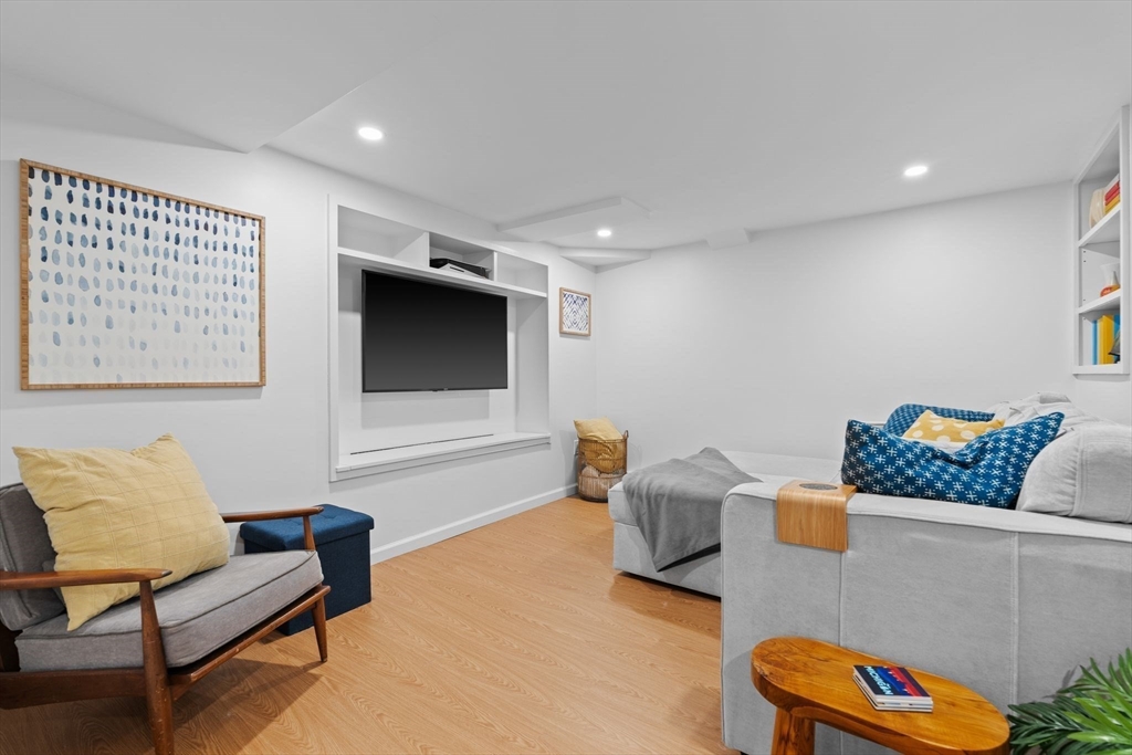 Arlington, Massachusetts 02474, United States, 3 Bedrooms Bedrooms, ,3 BathroomsBathrooms,Residential,Pending,140218