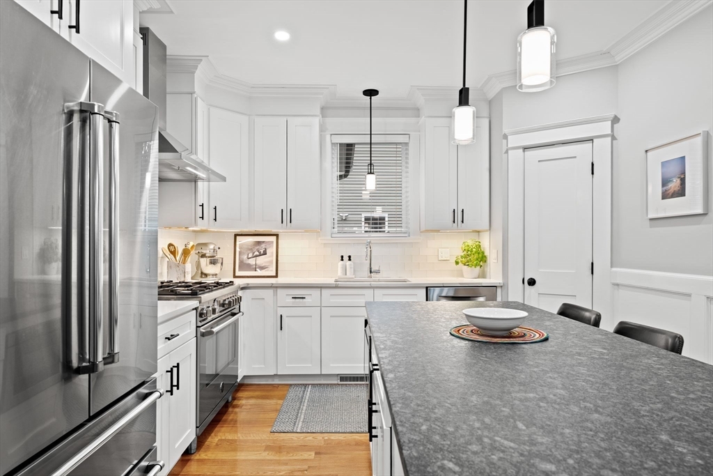 Arlington, Massachusetts 02474, United States, 3 Bedrooms Bedrooms, ,3 BathroomsBathrooms,Residential,Pending,140218