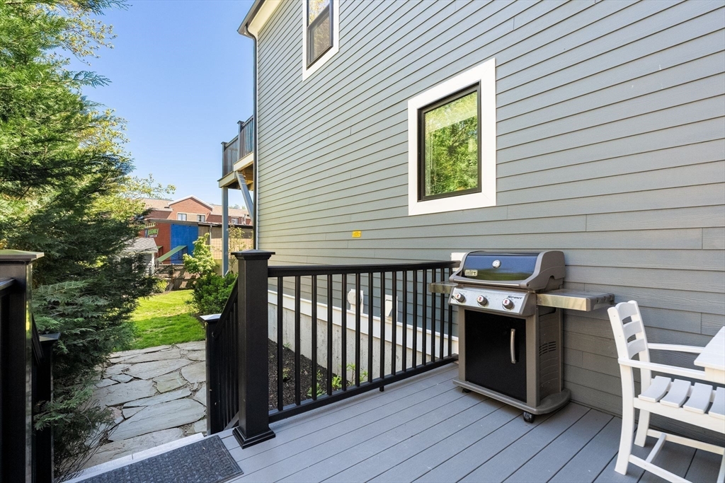 Arlington, Massachusetts 02474, United States, 3 Bedrooms Bedrooms, ,3 BathroomsBathrooms,Residential,Pending,140218