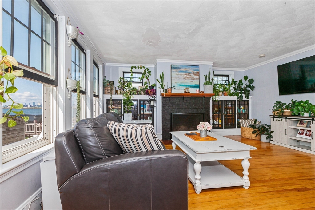 1079 Shirley St