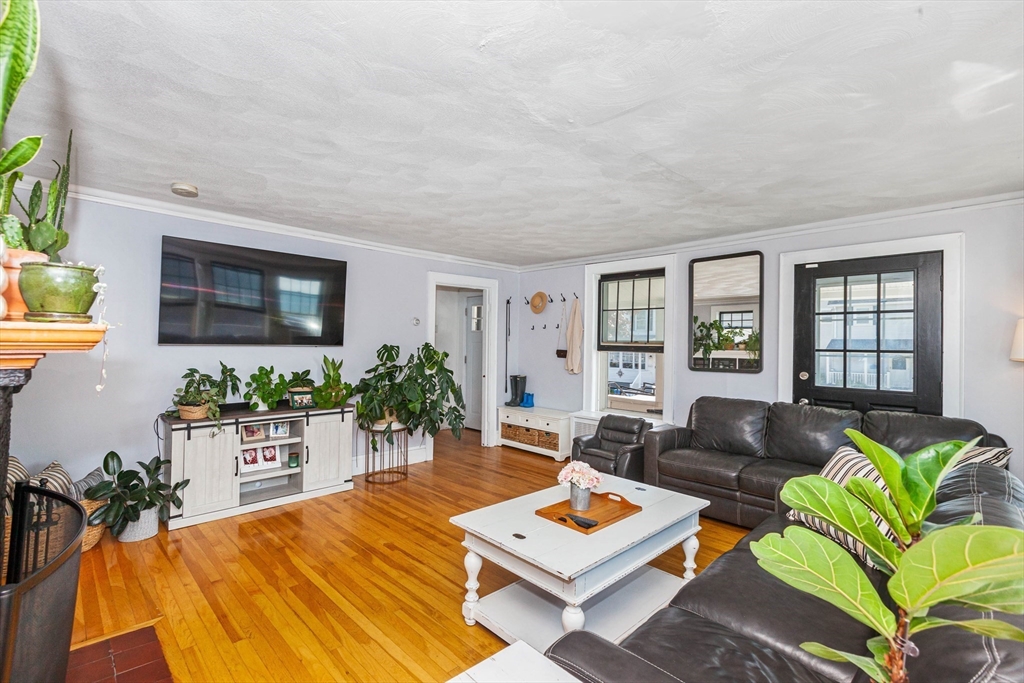 1079 Shirley St