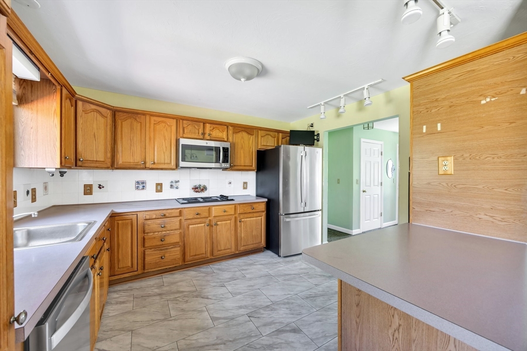 33 Thatchers Ln, Falmouth, MA, 33 Thatchers Ln, Falmouth, MA Photo #10