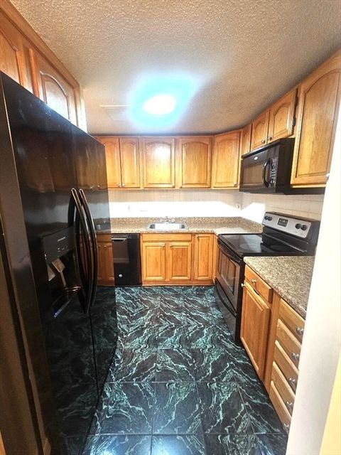 25 Longworth Ave 8 Brockton MA 02301