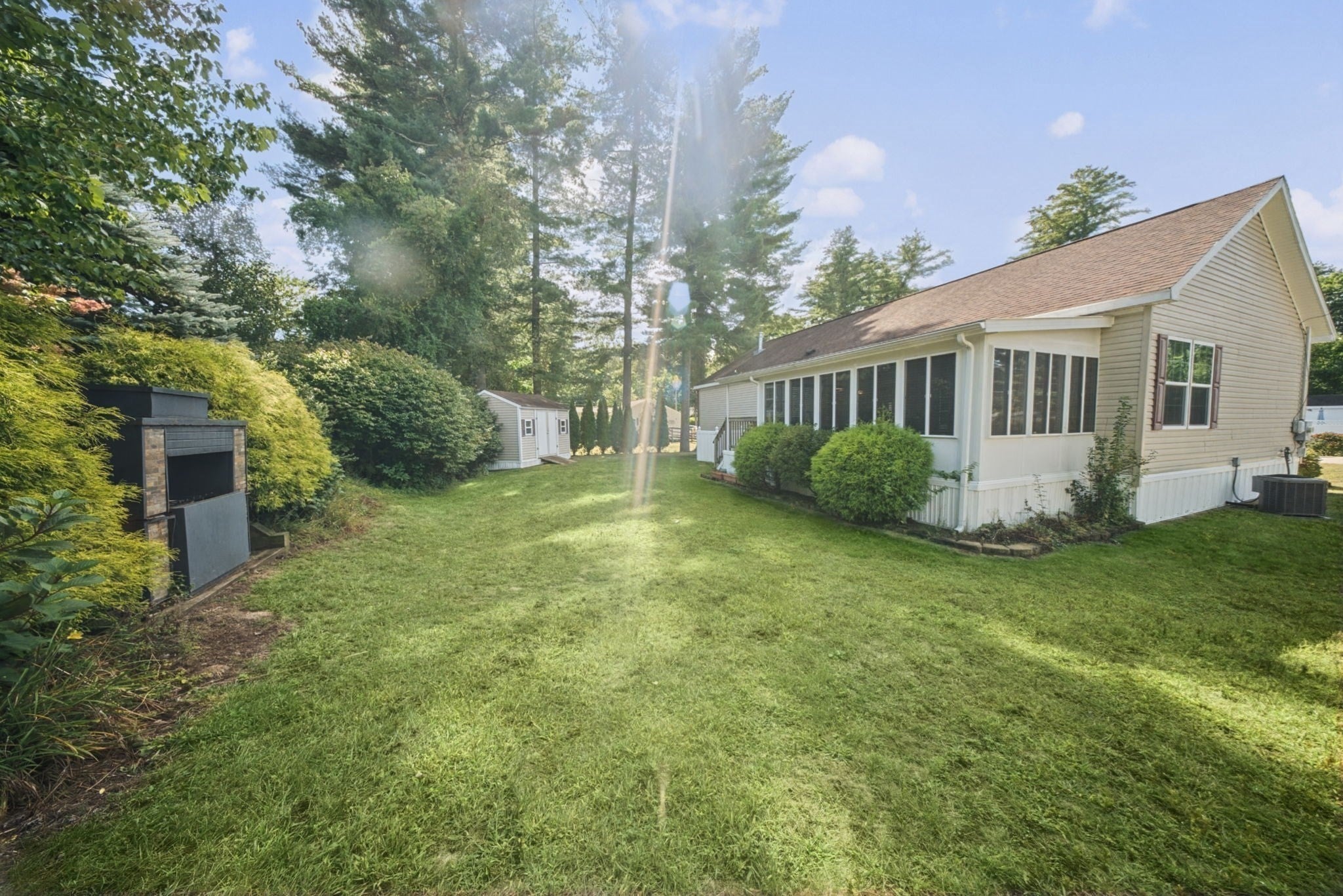 2 Hawthorne Ln