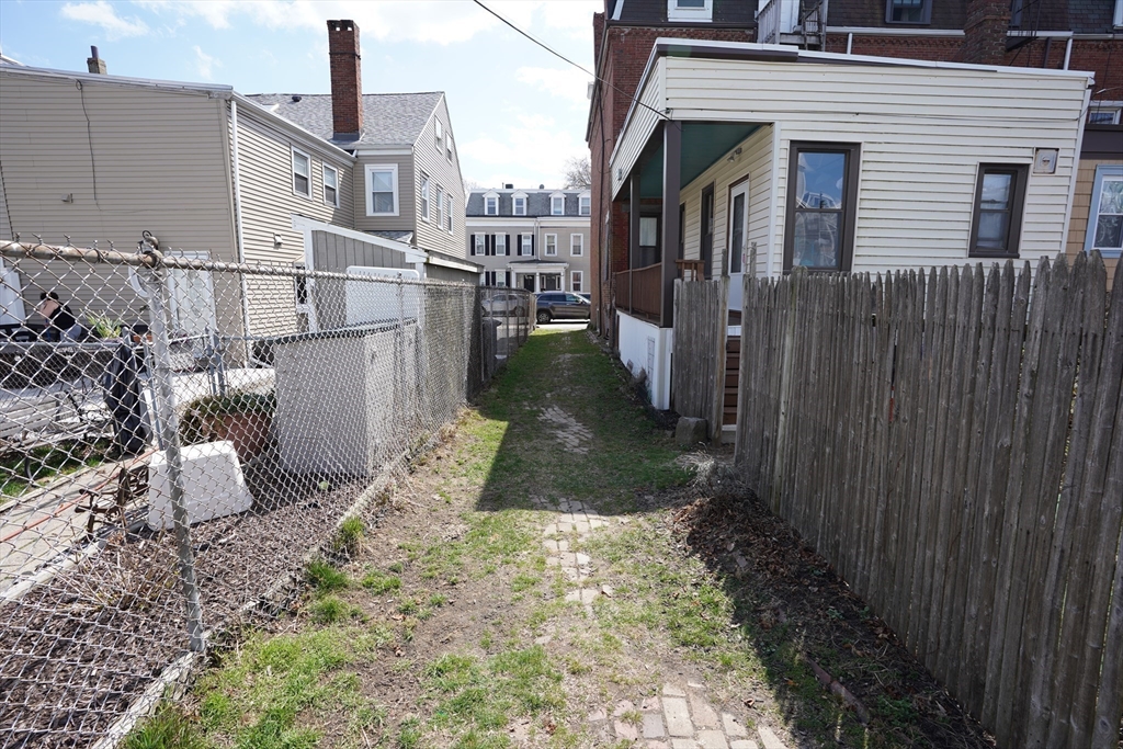 614 E 7th Street
