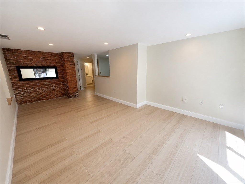 84 Gainsborough Street 006W