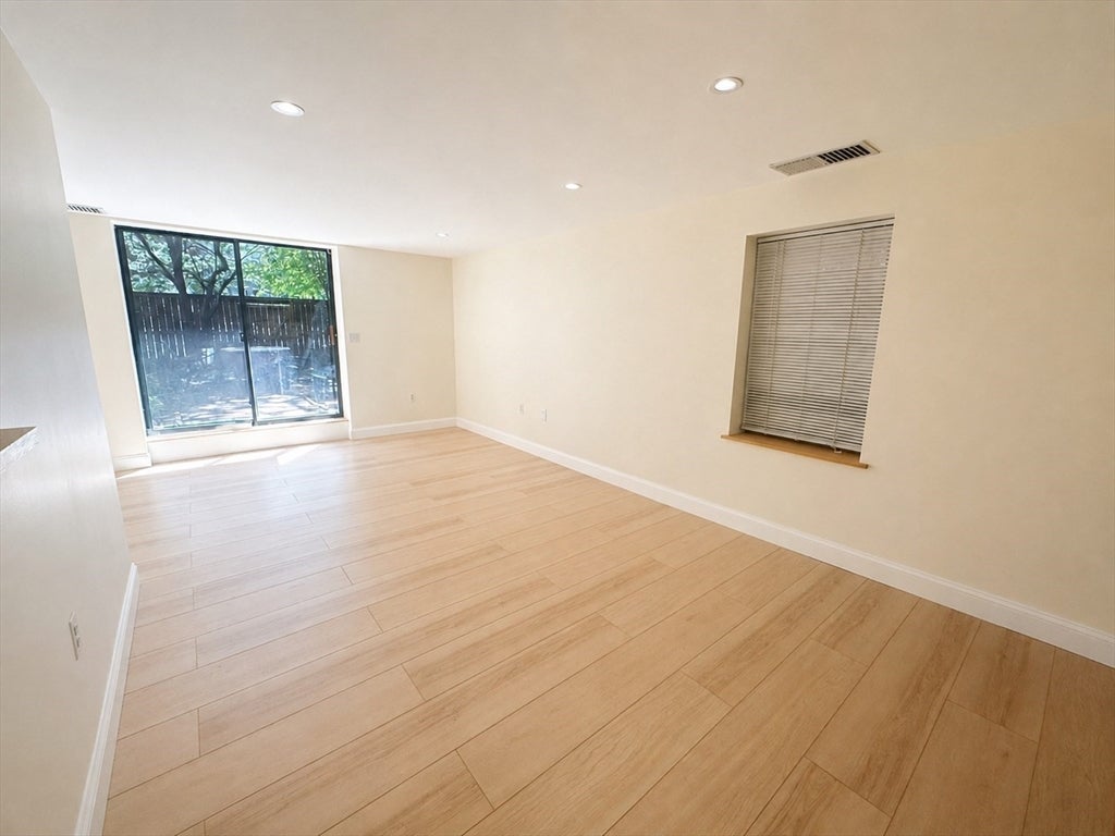 84 Gainsborough Street 006W
