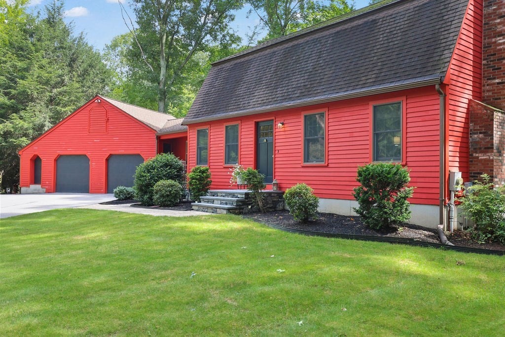 11 Barrett LN, Bellingham, MA Photo #2