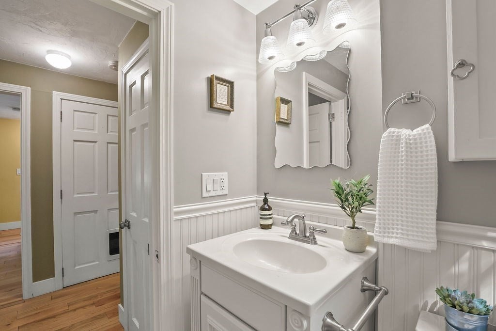 11 Barrett LN, Bellingham, MA Photo #23