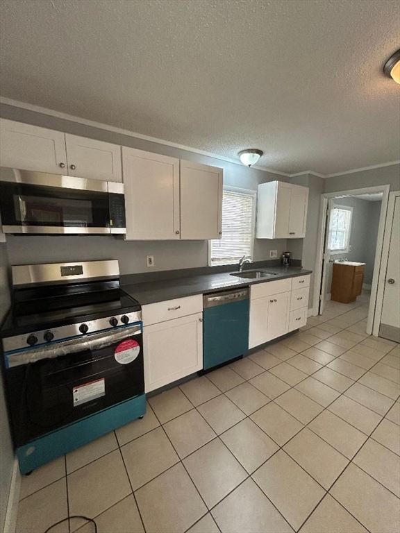 Springfield, Massachusetts 01107, United States, 3 Bedrooms Bedrooms, ,2 BathroomsBathrooms,Residential,Active,202937