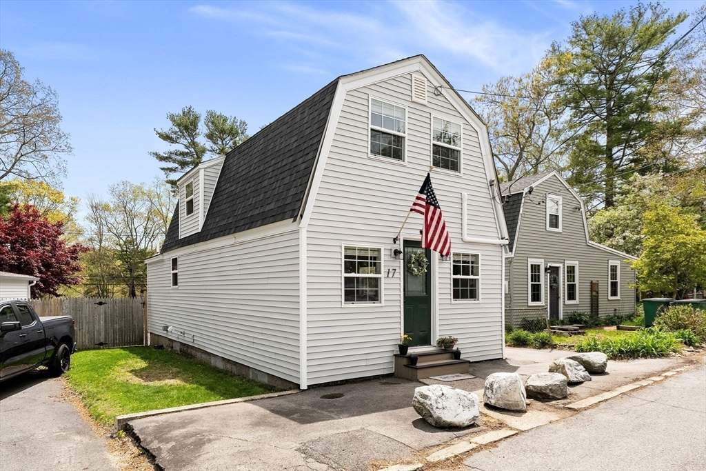 17 Woodbine Ave