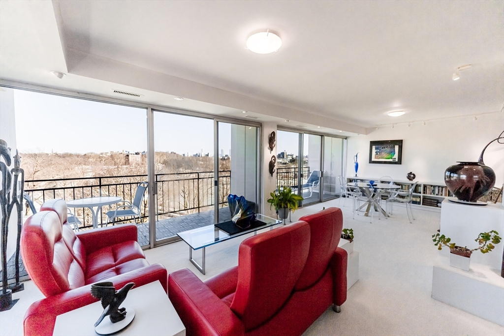 1010 Memorial Drive 6G