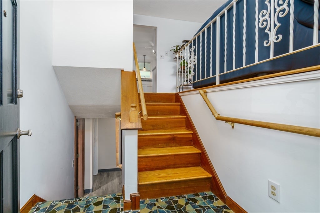 18 Ruthellen Road, Hudson, MA Photo #2
