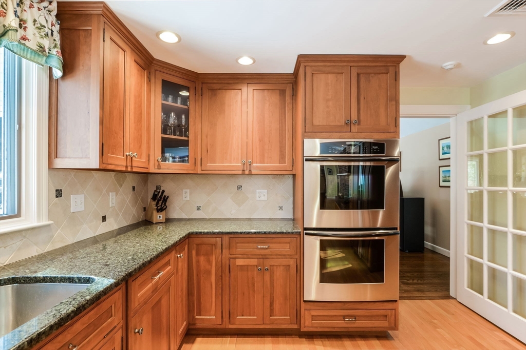 Weston, Massachusetts 02493, United States, 5 Bedrooms Bedrooms, ,3 BathroomsBathrooms,Residential,Pending,78099