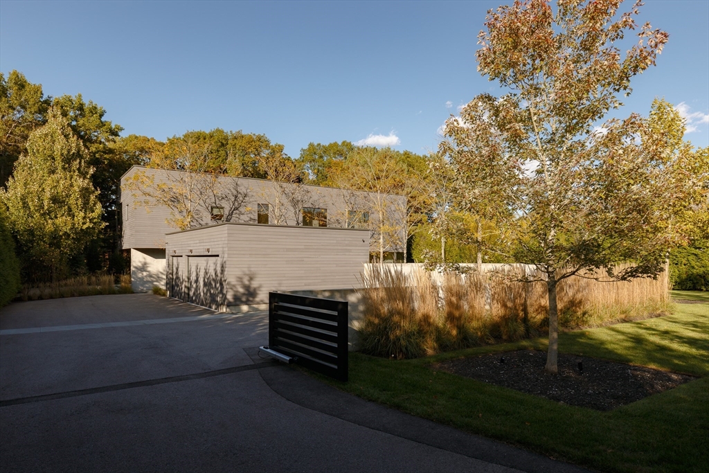 37 Carleton Dr