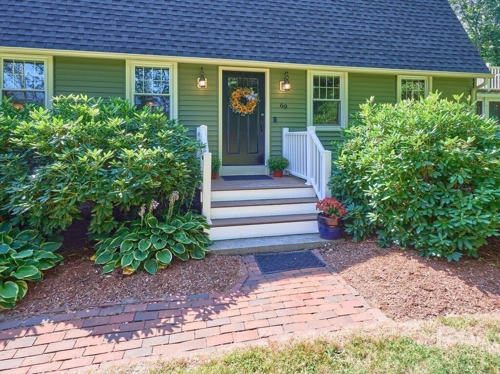 69 Walnut St, Upton, MA Photo #2